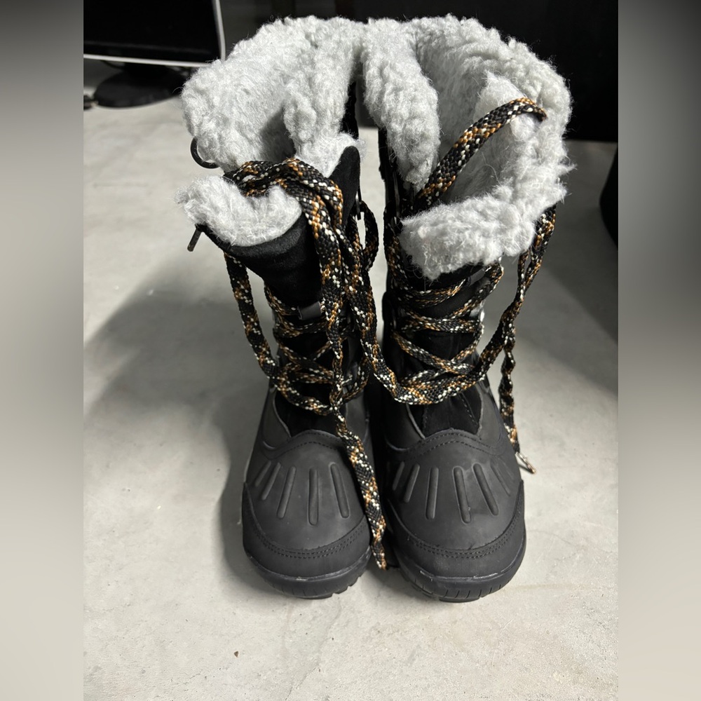 Snow boots